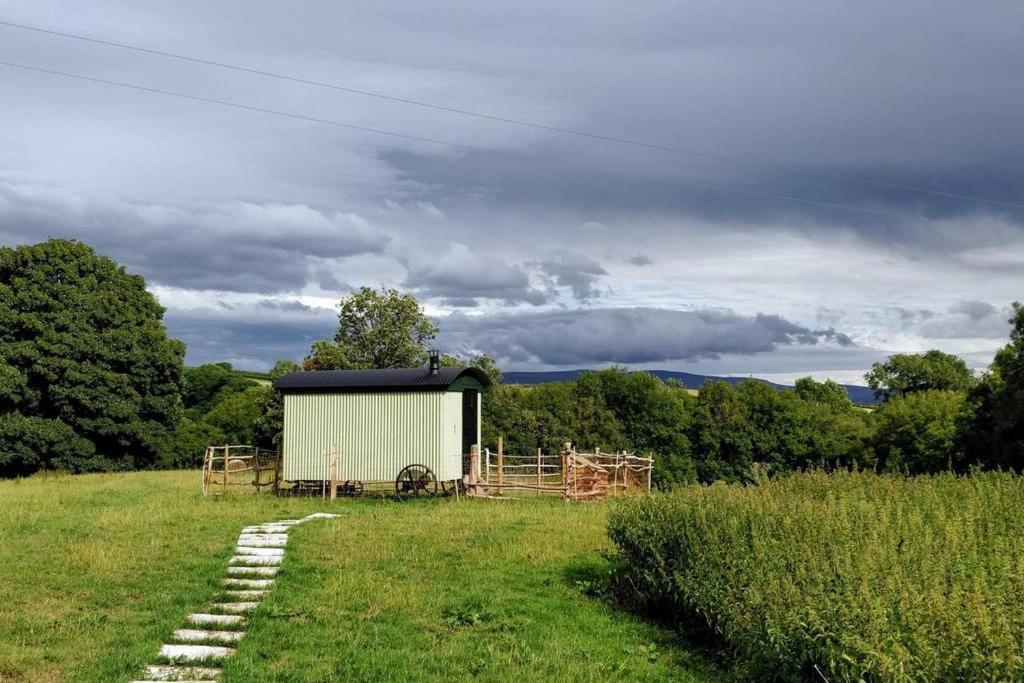 Campsite Cefnmachllys Shepherds Huts Brecon